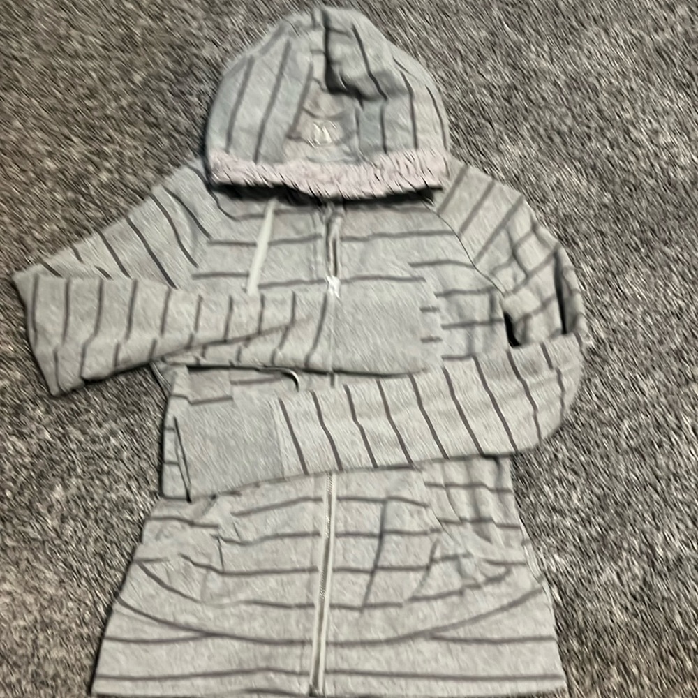 Lululemon mint condition scuba hoodie special edition size 6 grey stripe